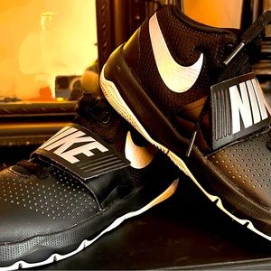 Nike Team Hustle Basketball Shoes, youth size 5.5, nice condition.